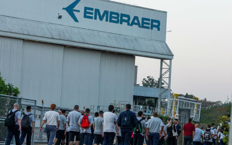 Funcionários da Embraer entram em greve em São José dos Campos