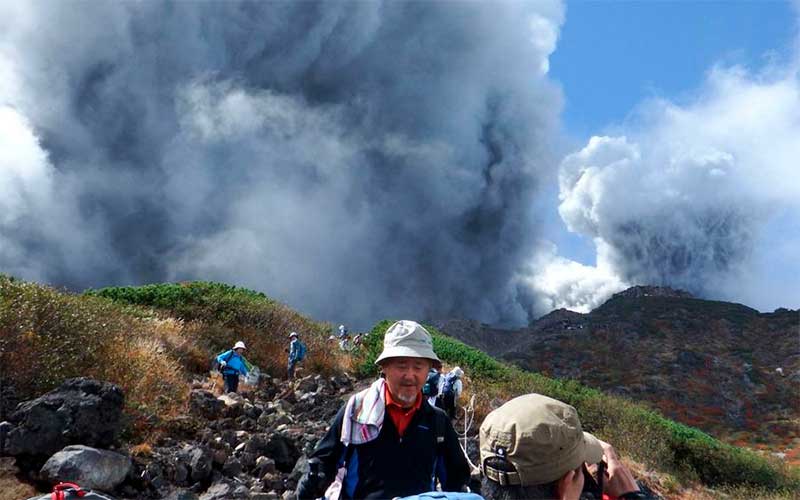 Monte Ontake, no Japão, volta a ser escalado 5 anos após tragédia
