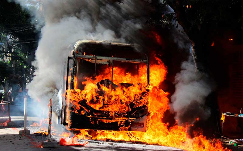 Quatro ônibus são incendiados em confronto entre quadrilhas no Rio