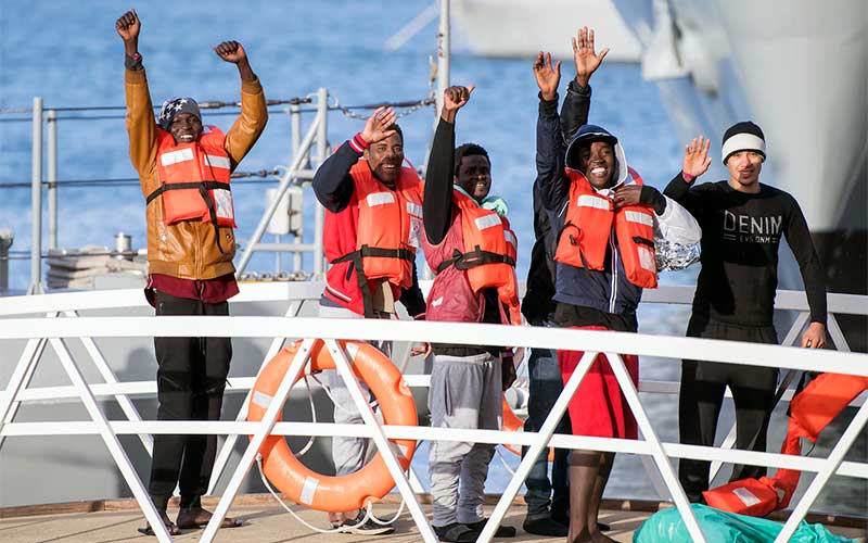 ONGs pedem porto seguro para desembarcar 176 migrantes resgatados