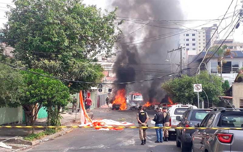 Avião cai em Belo Horizonte e mata três pessoas