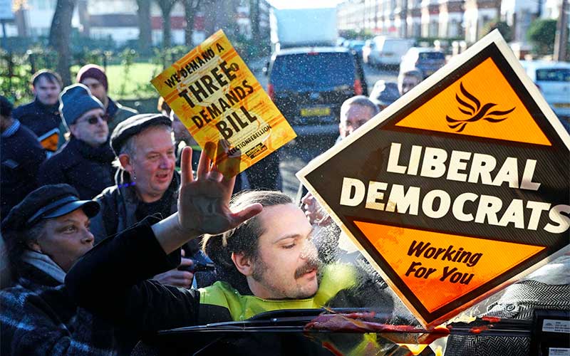 Liberais democratas fazem campanha porta a porta no Reino Unido