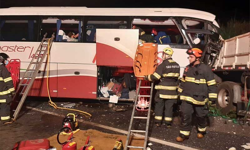 Sete pessoas morrem em acidente entre ônibus e caminhão no interior de São Paulo