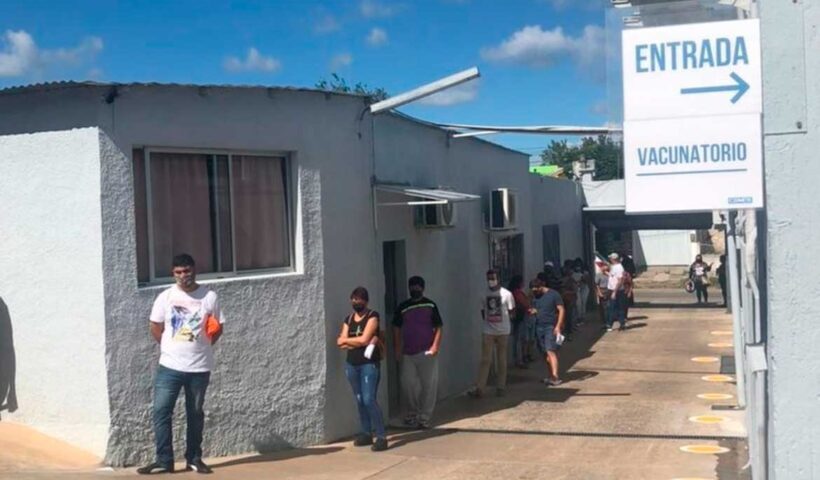 Jovens cruzam fronteira com Uruguai por vacina contra covid-19