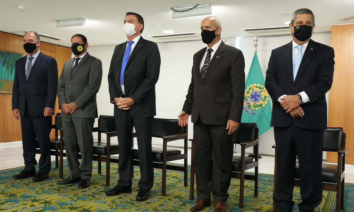 Bolsonaro dá posse a seis ministros em cerimônias reservadas