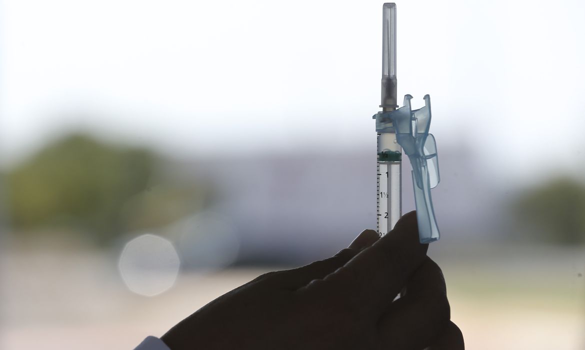 Lote com mais de 1 milhão de vacinas contra covid-19 chega ao Brasil