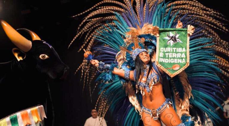 Antes da Coroa, existia o Cocar: Boi Caprichoso emociona indígenas no Festival de Curitiba