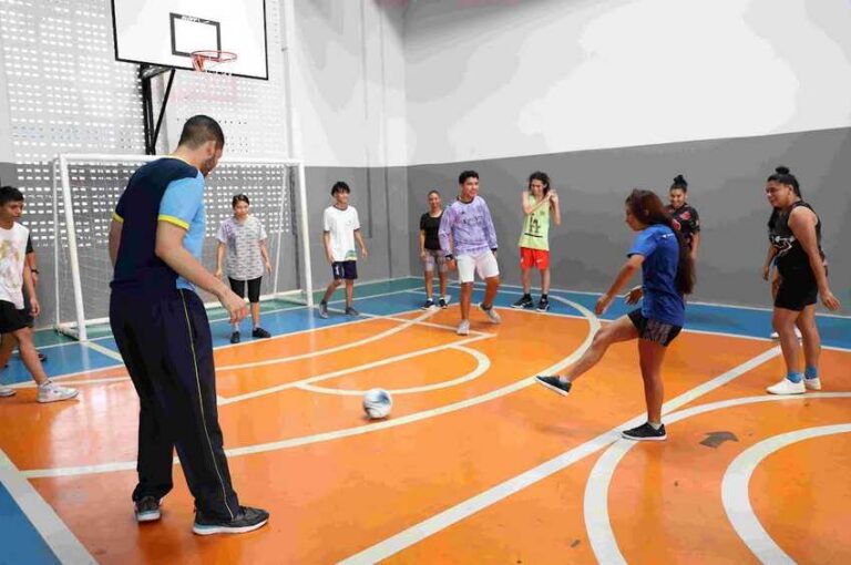 EE Augusto Carneiro investe em atividades esportivas para auxiliar o desenvolvimento de alunos surdos
