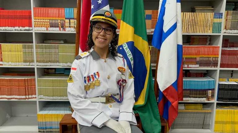 Ex-aluna do Colégio Militar da PMAM é aprovada em medicina em três vestibulares