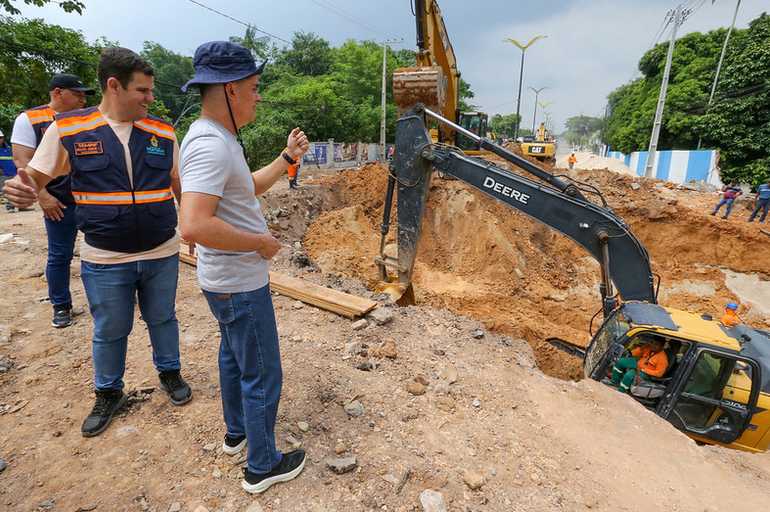 David Almeida vistoria obra na Avenida Mário Ypiranga