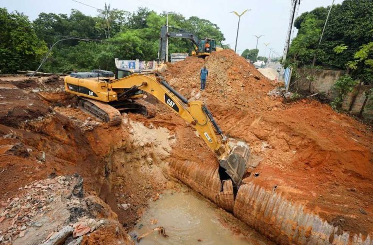 Prefeitura de Manaus acelera obras na Mário Ypiranga Monteiro