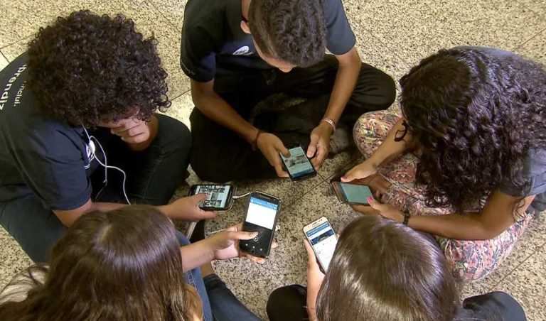 Pesquisa revela apoio de 86% à restrição de celular nas escolas