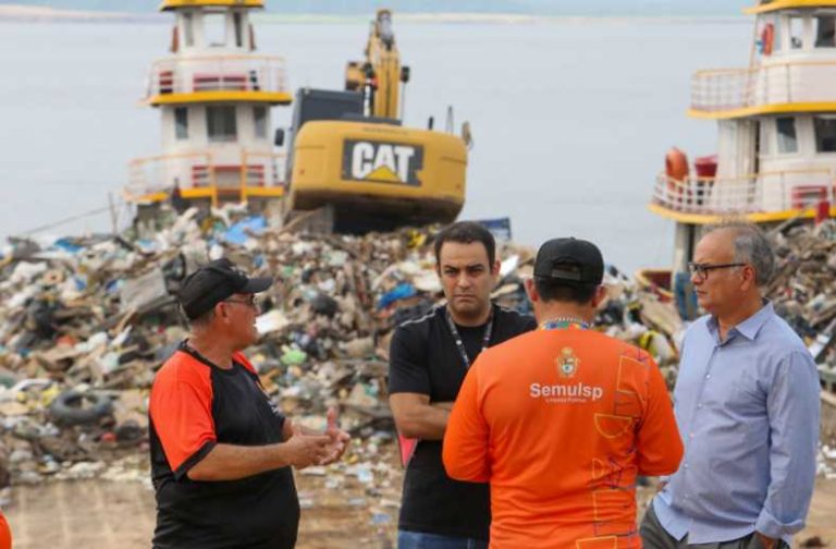 Prefeitura de Manaus realiza limpeza na orla do rio Negro