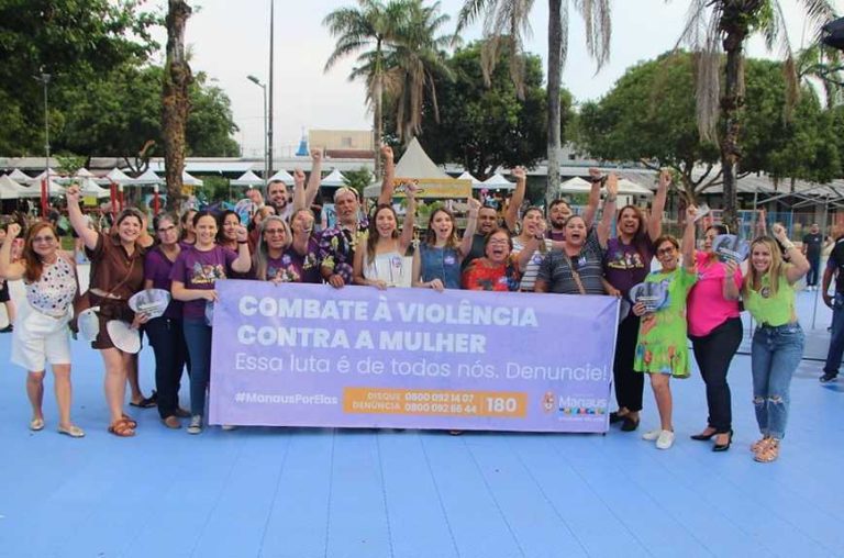 Ato público contra feminicídio reúne mulheres em Manaus