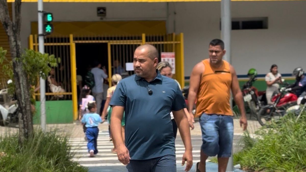 Sérgio Baré acompanha ação de segurança viária no entorno da Escola Municipal Professor Heleno Nogueira dos Santos